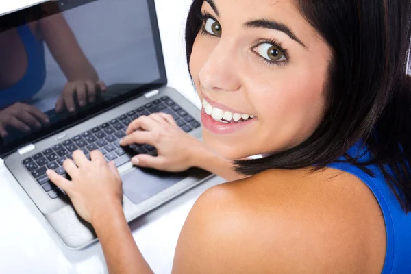 Portretul unei femei frumoase de afaceri folosind laptopul — Fotografie, imagine de stoc
