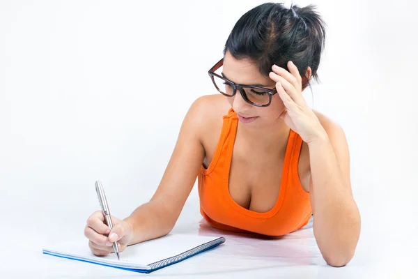 Junge Studentin mit Notizbuch und Stift plant ihren Tagesablauf — Stockfoto