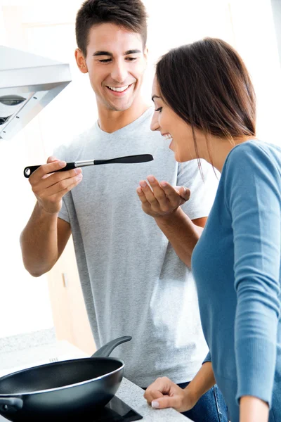 Casal na cozinha preparando café da manhã — Fotografia de Stock