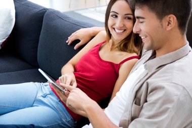 mutlu genç çift evde dijital tablet kullanma