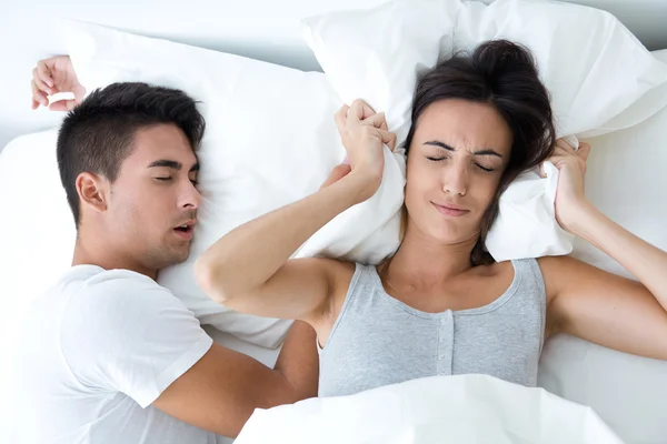 Frau, die nicht schlafen kann, weil ihr Mann schnarcht — Stockfoto