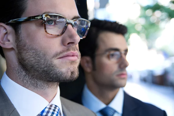 Two young executives arriving at the hotel — Stock Photo, Image