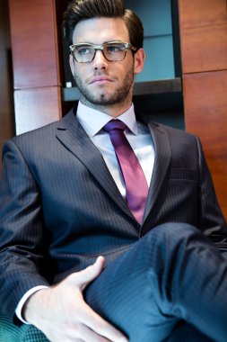 Office üzerinde duran genç işadamı