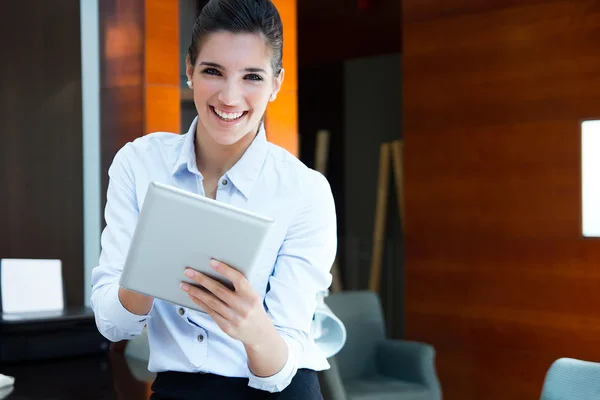 Hermosa mujer de negocios moderna sosteniendo tableta ordenador — Foto de Stock