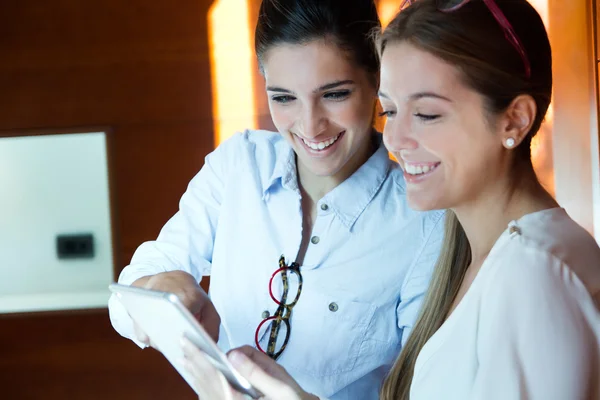 Two pretty business women working in the office — Stock Photo, Image