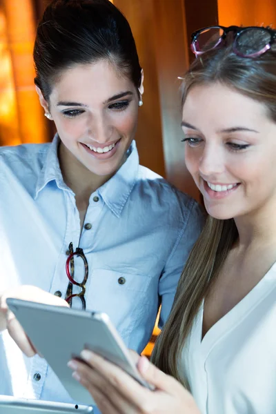 Two pretty business women working in the office — Stock Photo, Image