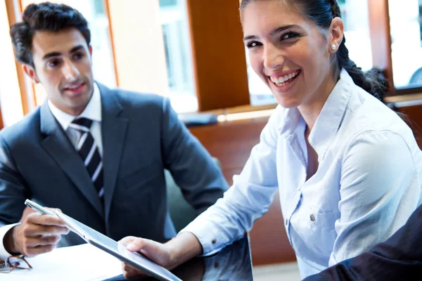 A business team of two sitting in office and planning work — Stock Photo, Image