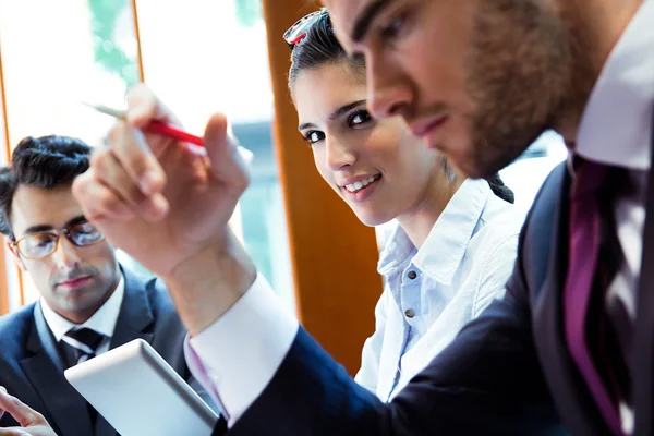 A business team of three sitting in office and planning work — Stock Photo, Image