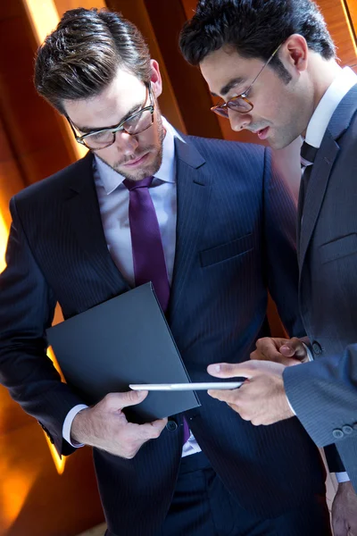 Ondernemers met digitale tablet in moderne kantoor — Stockfoto