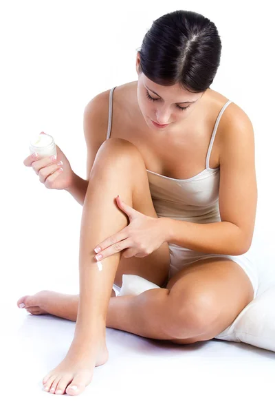 Cura del corpo. Donna che applica la crema a gambe — Foto Stock