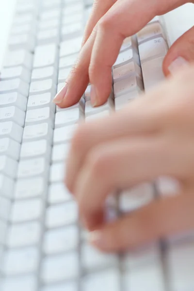 Manos escribiendo en el teclado en el lugar de trabajo — Foto de Stock