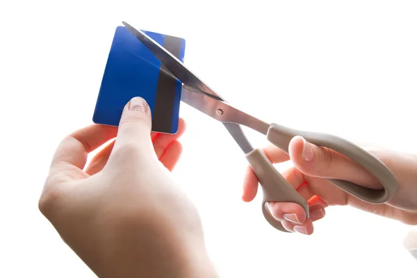 Cortar la tarjeta de crédito con tijeras — Foto de Stock