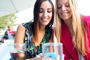 iki arkadaş akıllı telefonlar ile eğleniyor