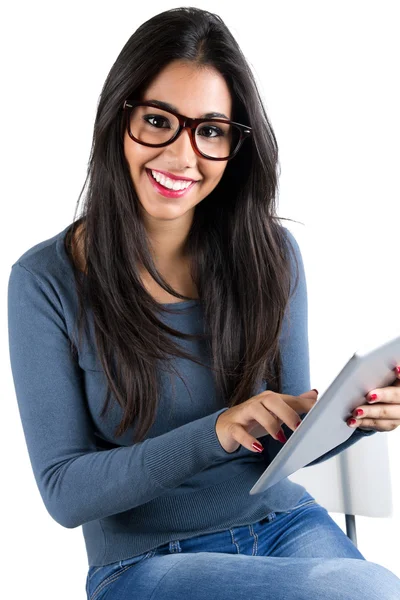 Krásná mladá žena s digitálním tabletu — Stock fotografie
