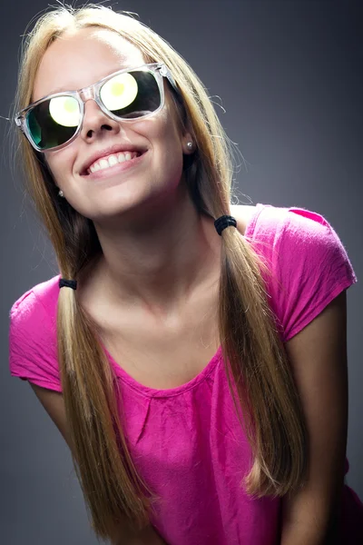 幸福的年轻女人，带着相机的镜头的太阳镜 — 图库照片
