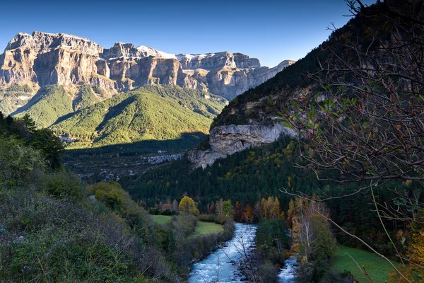 Jesień krajobraz parku narodowego ordesa, Pirineje, huesca, arag — Zdjęcie stockowe