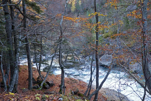 Осенний пейзаж в Национальном парке Ордеса, Пиренеи, Уэска, Араг — стоковое фото