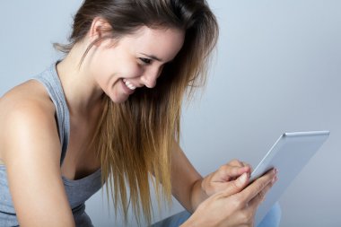 Dijital tablet ile güzel bir genç kadın