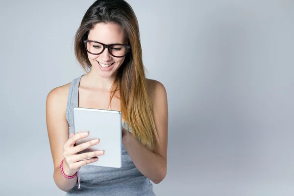 Dijital tablet ile güzel bir genç kadın — Stok fotoğraf