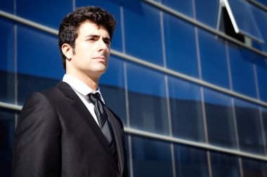 Genç executiva adam ufka bakan