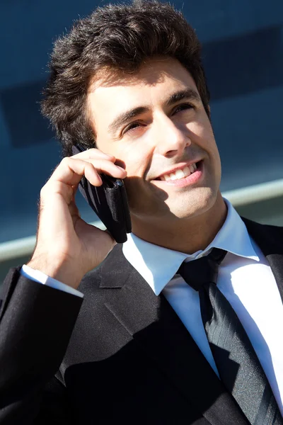Retrato de jovem empresário conversando com smartphone — Fotografia de Stock
