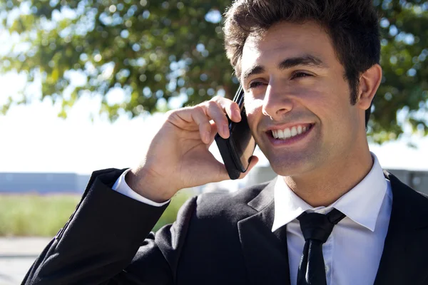 Retrato de jovem empresário conversando com smartphone — Fotografia de Stock