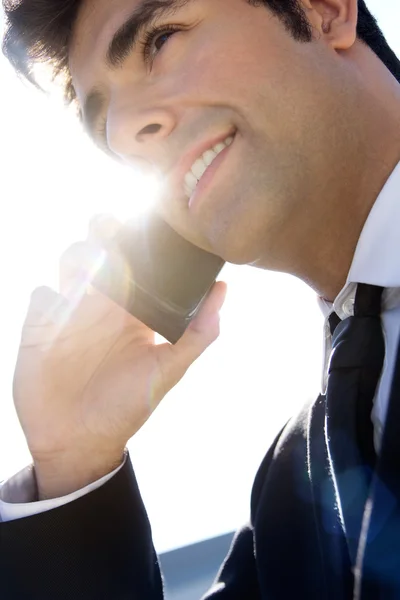 Retrato de jovem empresário conversando com smartphone — Fotografia de Stock