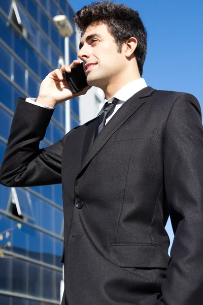 Portret van jonge zakenman praten met smartphone — Stockfoto