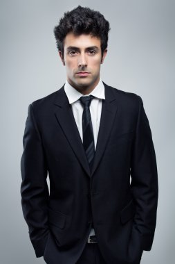 Kameraya bakarak kendine güvenen genç işadamı