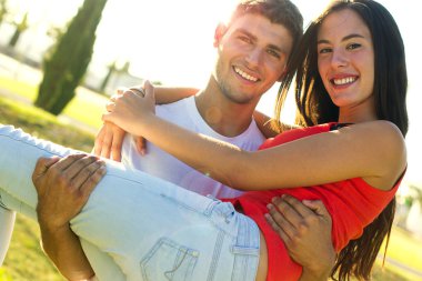 mutlu genç bir çift park