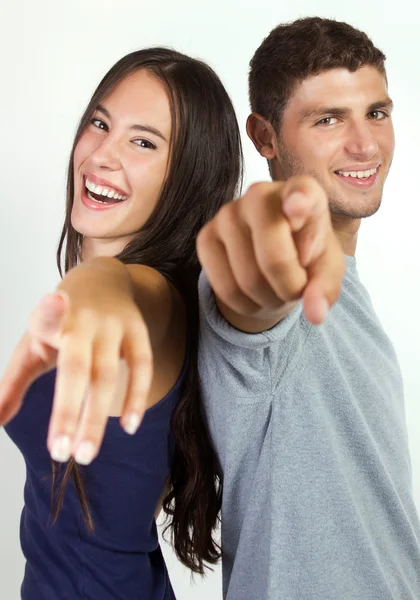 Feliz jovem casal apontando para a câmera — Fotografia de Stock