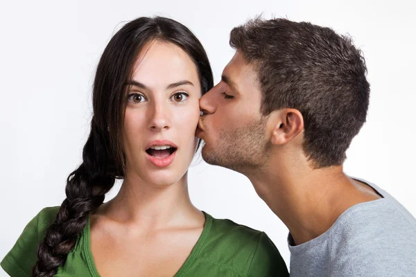 Jovem casal beijando — Fotografia de Stock