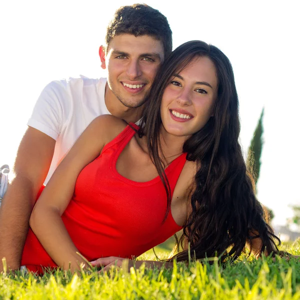 Счастливая молодая пара в парке — стоковое фото
