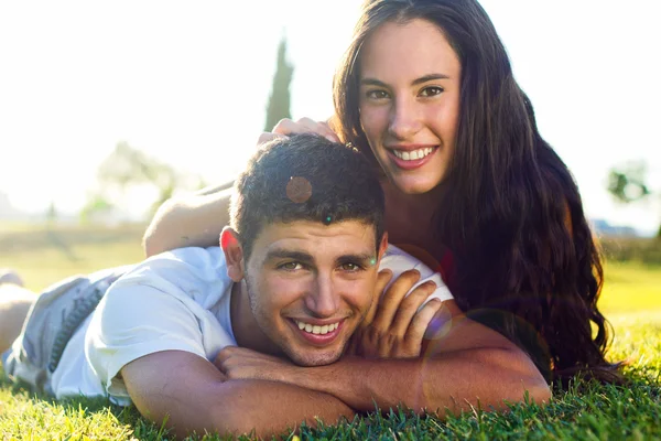 Joyeux jeune couple au parc — Photo