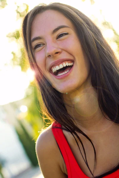 Šťastná mladá žena v parku — Stock fotografie