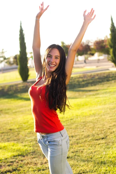 Счастливая молодая женщина в парке — стоковое фото