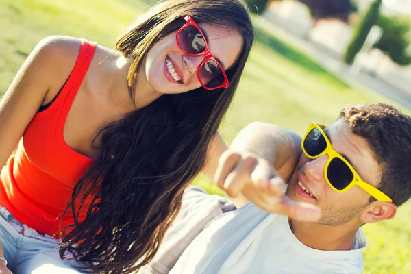 Jovem casal feliz no parque — Fotografia de Stock