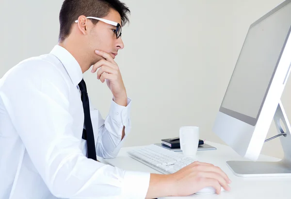 Joven hombre de negocios trabajo en la oficina moderna en la computadora — Foto de Stock