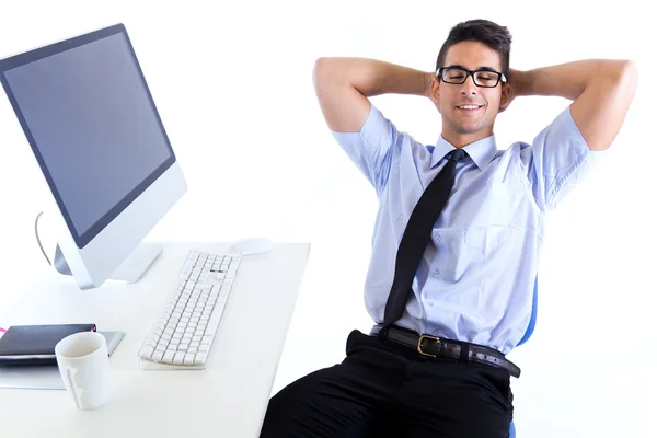 Jovem homem de negócios feliz relaxando no escritório moderno — Fotografia de Stock