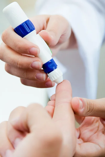 Teste de controlo da diabetes açúcar no sangue com teste de glucose — Fotografia de Stock