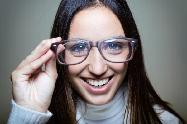 Mujer joven divertida usar gafas — Foto de Stock