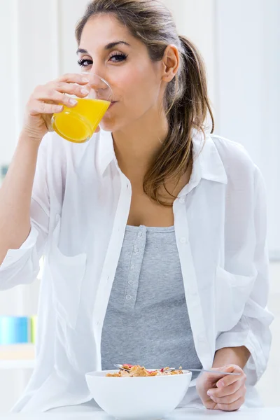 Donna che mangia cereali al mattino — Foto Stock