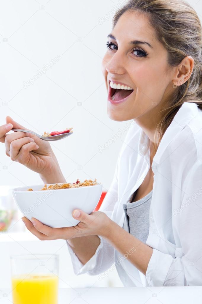 woman eating cereals in the morning