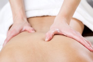 kadın zevk omuz güzellik spa merkezinde masaj