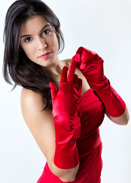 Jeune femme sophistiquée avec robe rouge — Photo