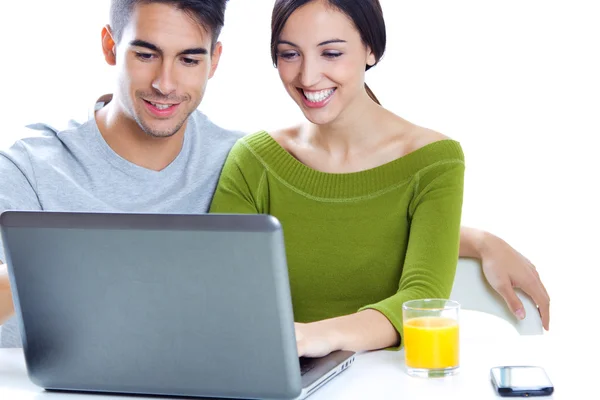 Heureux jeune couple naviguant sur Internet à la maison — Photo