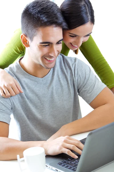 Šťastný mladý pár procházení internetu doma — Stock fotografie