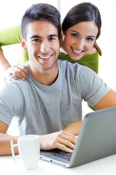 Šťastný mladý pár procházení internetu doma — Stock fotografie