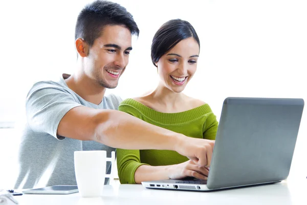 Glückliches junges Paar surft zu Hause im Internet — Stockfoto
