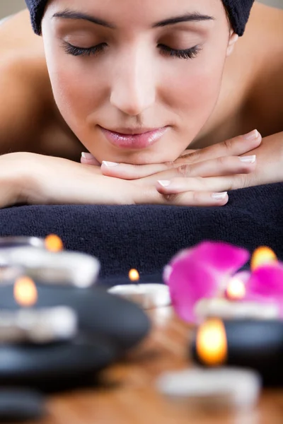 Pretty young woman relaxing at spa — Stock Photo, Image